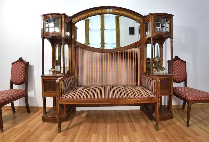 Отель Hostal Girona