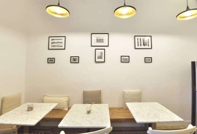 Отель Hostal Girona