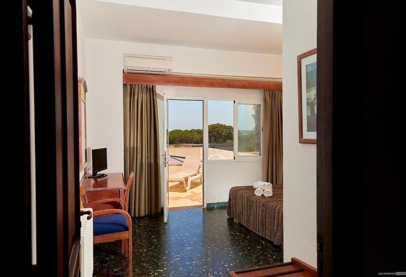 هتل Hostal Illes Pitiüses