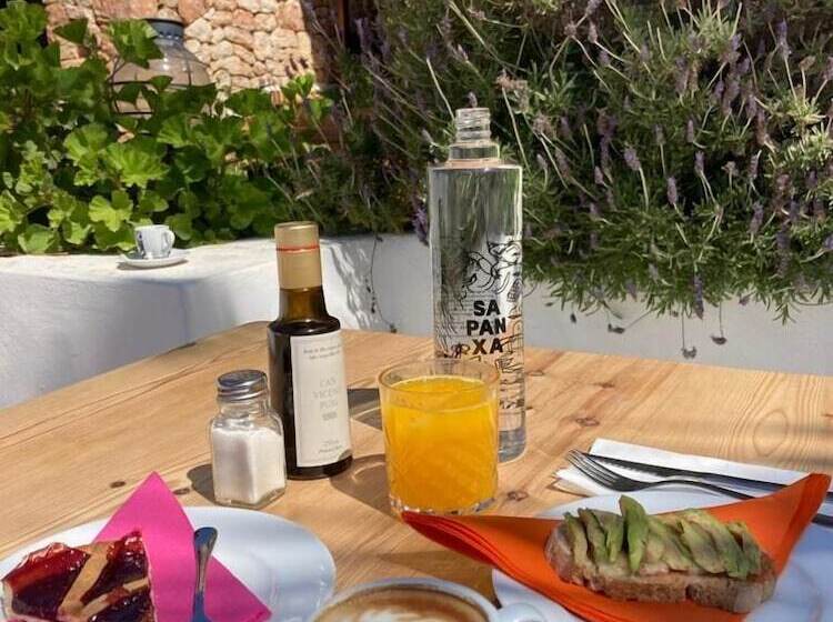 هتل Hostal Illes Pitiüses