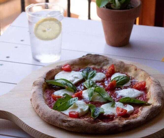 هتل Hostal Illes Pitiüses