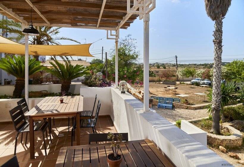 هتل Hostal Illes Pitiüses