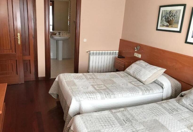 هتل Hostal La Frontera