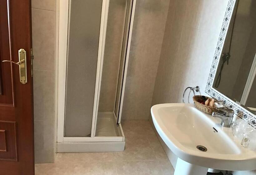 هتل Hostal La Frontera