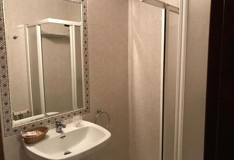 هتل Hostal La Frontera