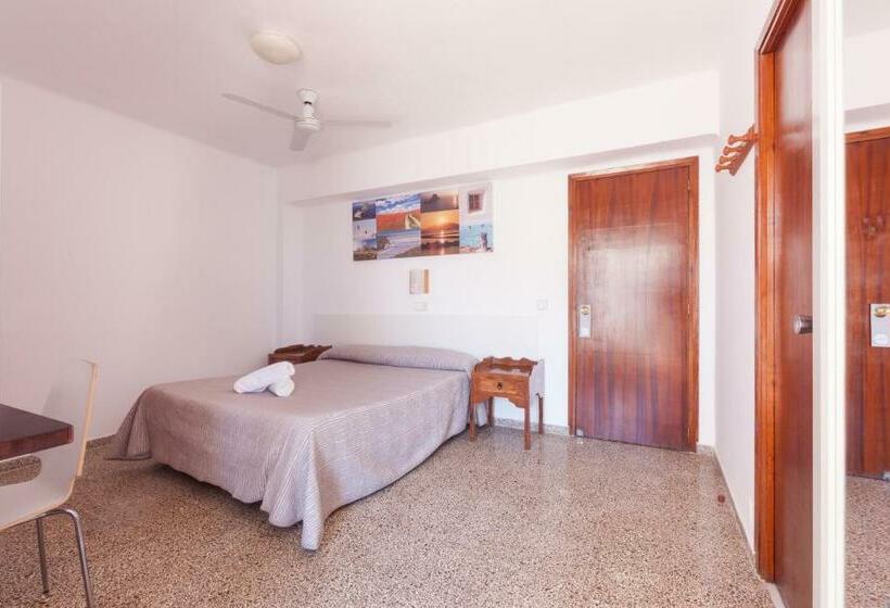 هتل Hostal Las Nieves