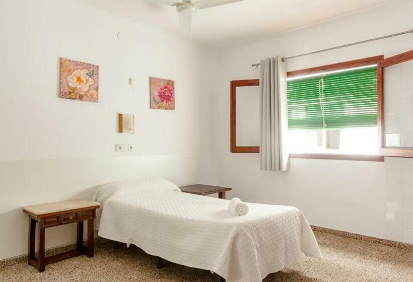 هتل Hostal Las Nieves