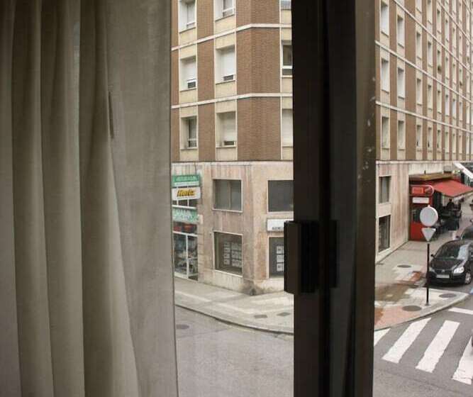 هتل Hostal álvarez