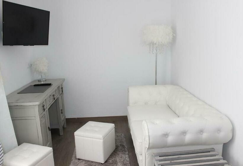 هتل Boutique Hostal Mistral