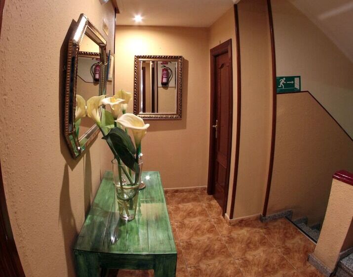 هتل Hostal Pachin