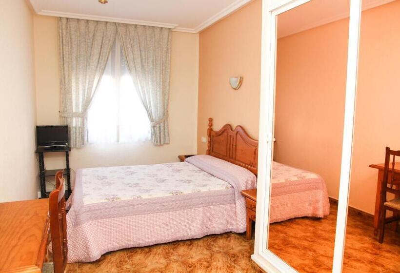 هتل Hostal Pachin