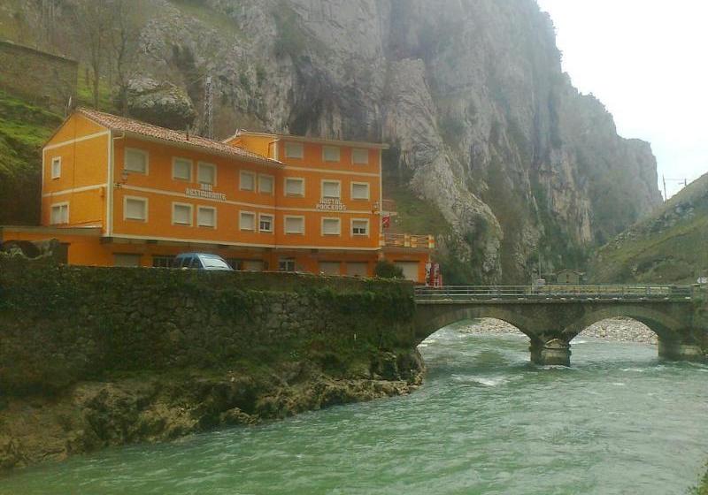 ホテル Hostal Poncebos