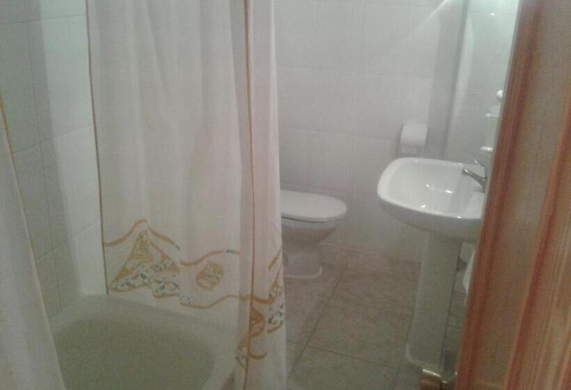 هتل Hostal Restaurante Los Bronces