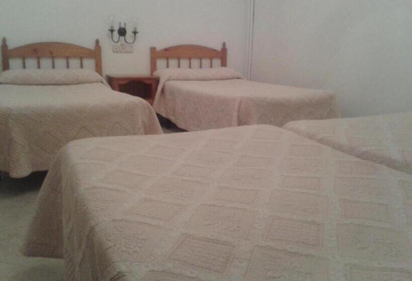 هتل Hostal Restaurante Los Bronces