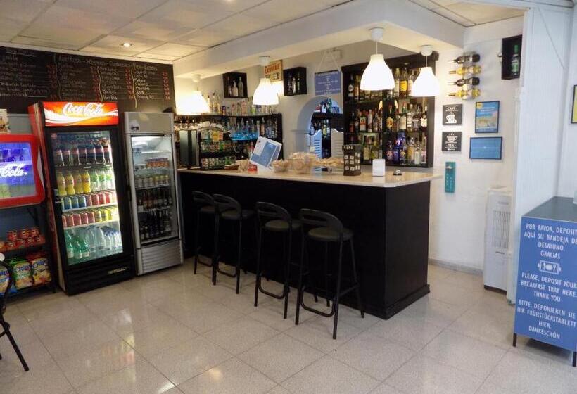 فندق Hostal Villa Maruja