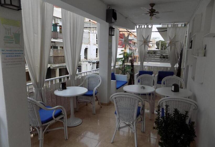 فندق Hostal Villa Maruja