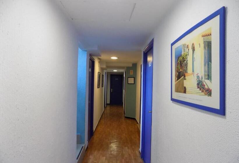 فندق Hostal Villa Maruja