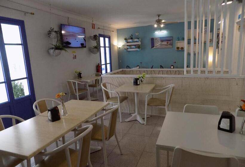 فندق Hostal Villa Maruja