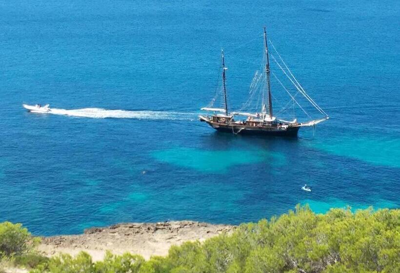 فندق Hostal Villa Maruja