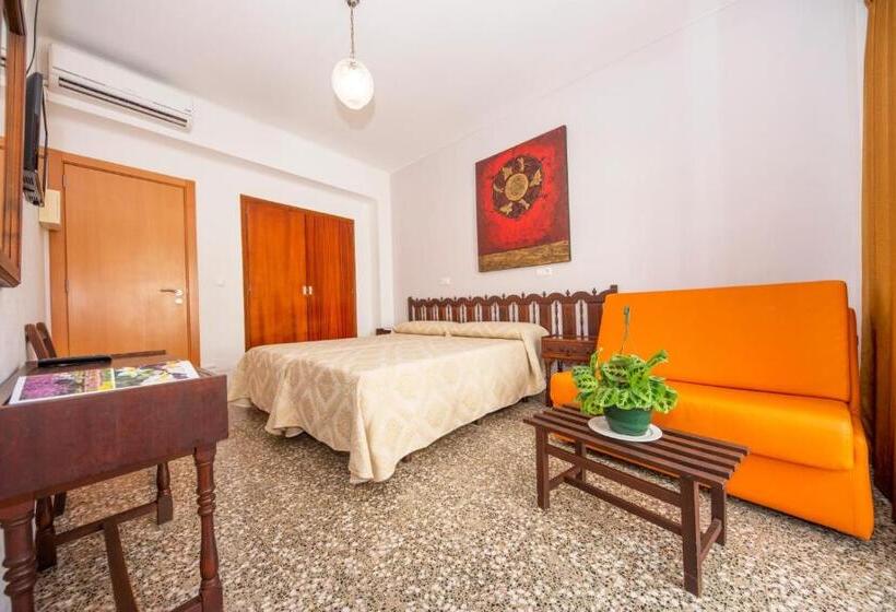 فندق Hostal Y Apartamentos Santa Eulalia