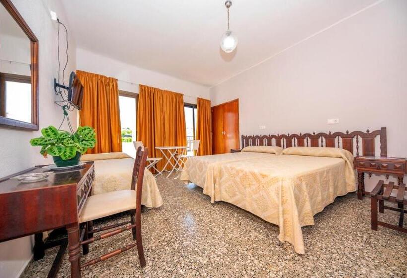 فندق Hostal Y Apartamentos Santa Eulalia