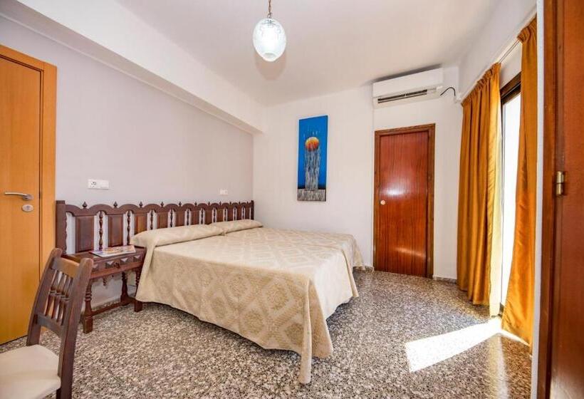 فندق Hostal Y Apartamentos Santa Eulalia