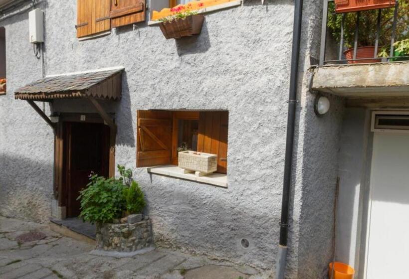 בית מלון כפרי Hostal Aiguamog