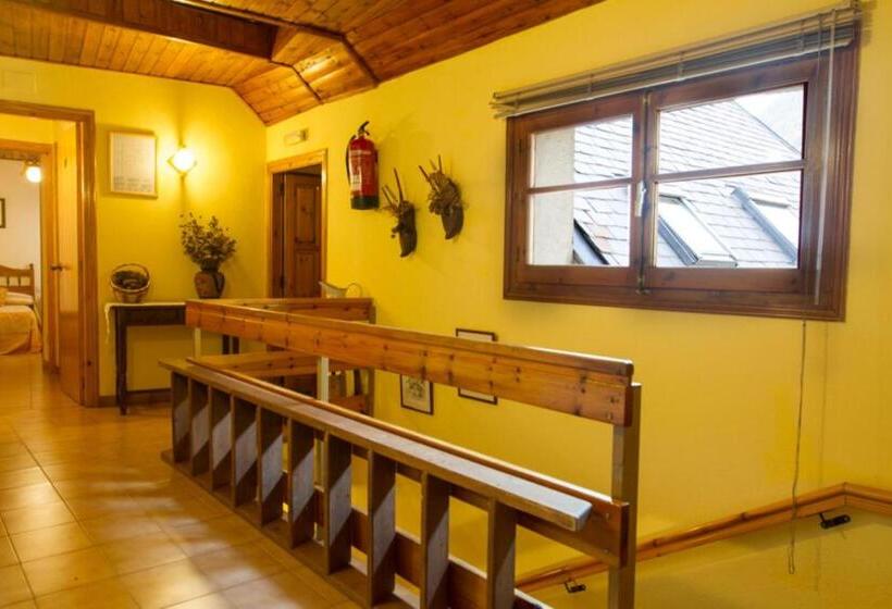 هتل Hostal Aiguamog