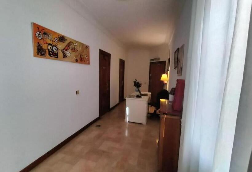 هتل Hostal Arrate