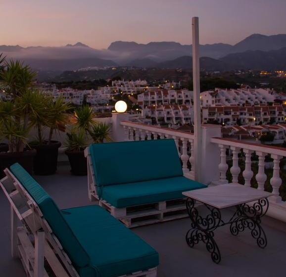 فندق Hostal Avalon