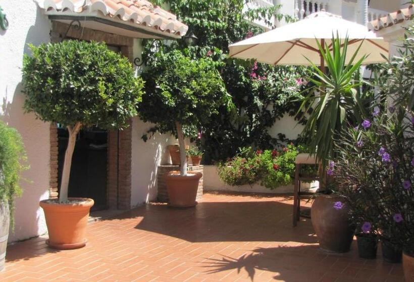 فندق Hostal Avalon