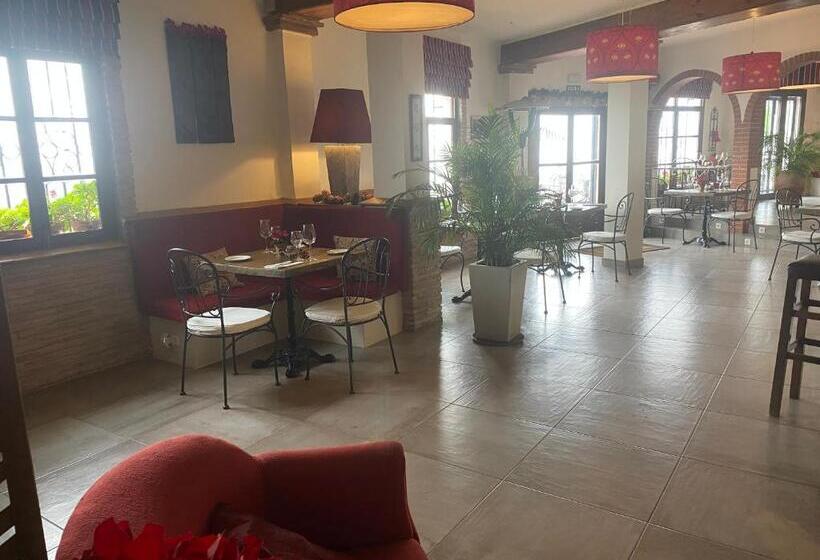 فندق Hostal Avalon