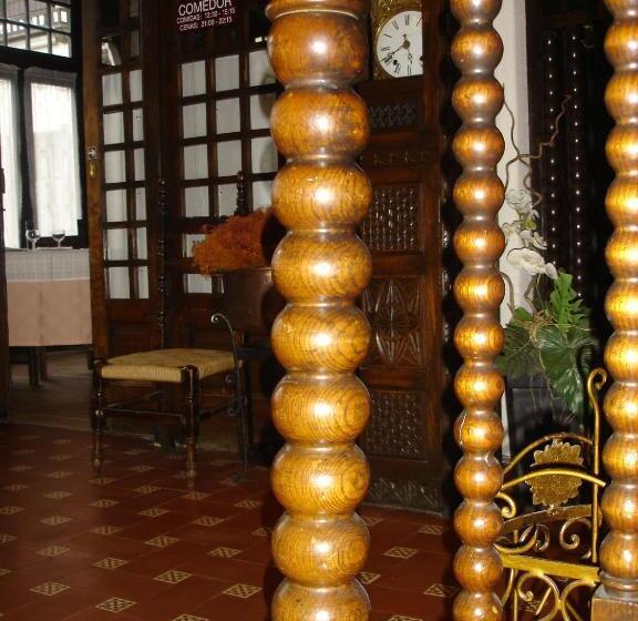 호텔 Hostal Ayestaran Ii