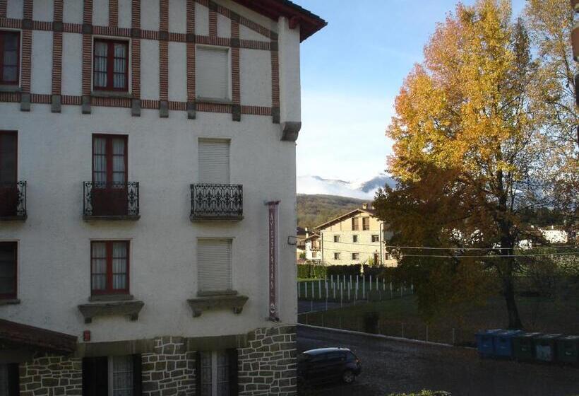 호텔 Hostal Ayestaran Ii