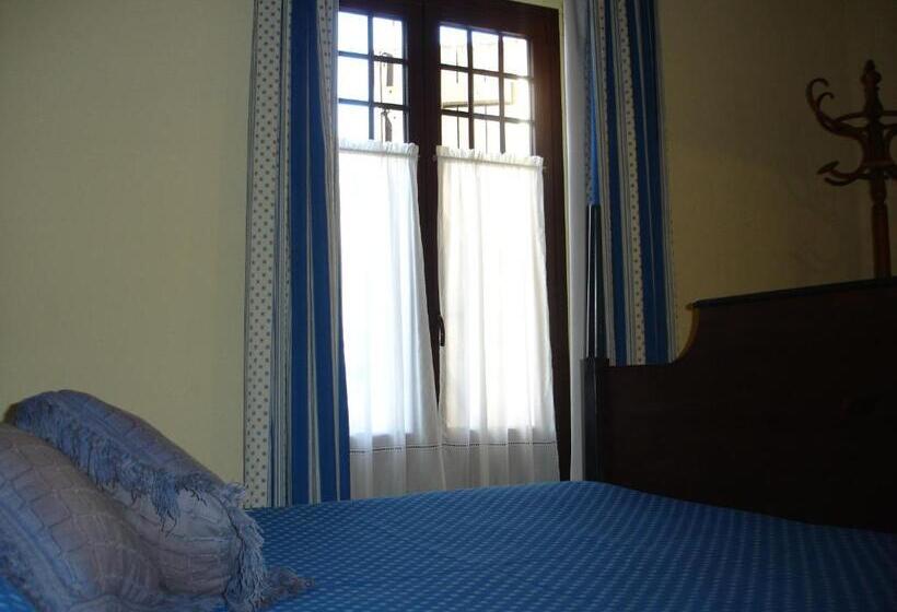 호텔 Hostal Ayestaran Ii