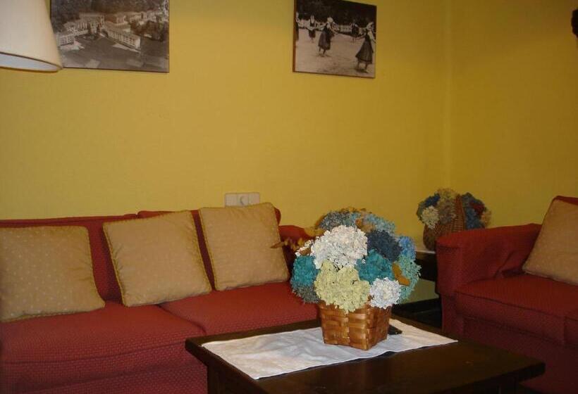 호텔 Hostal Ayestaran Ii