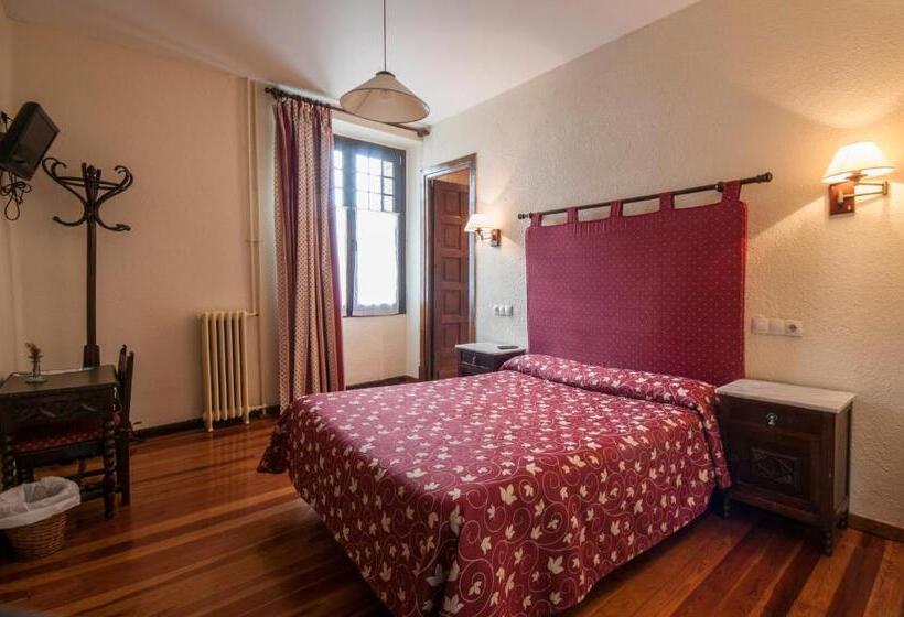 호텔 Hostal Ayestaran Ii