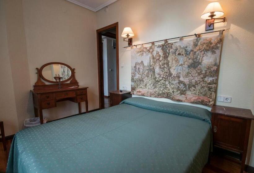 호텔 Hostal Ayestaran Ii