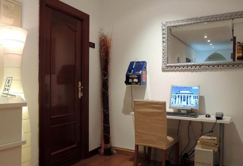 هتل Hostal Cervantes