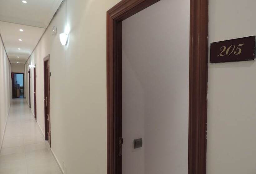 هتل Hostal Cervantes