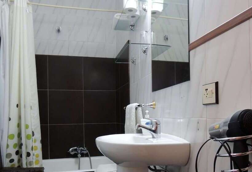 هتل Hostal Cervantes