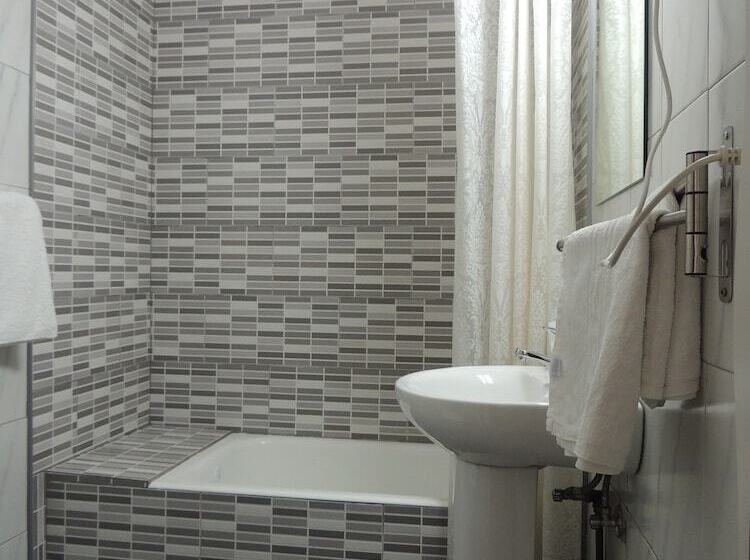 هتل Hostal Cervantes