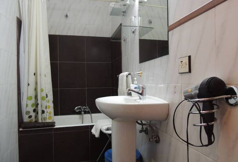 هتل Hostal Cervantes