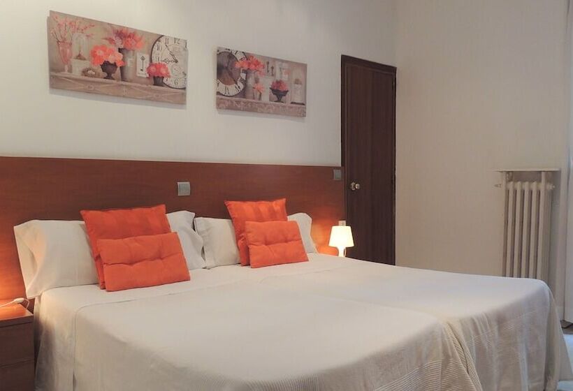 هتل Hostal Cervantes