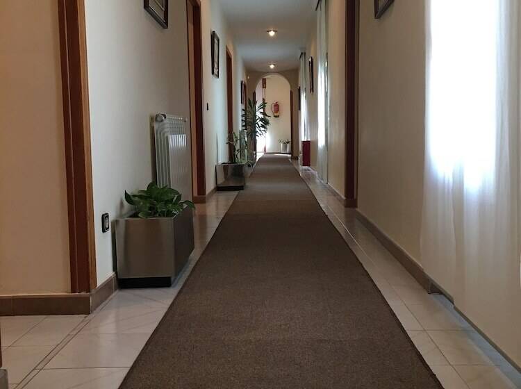 فندق Hostal Cervantes