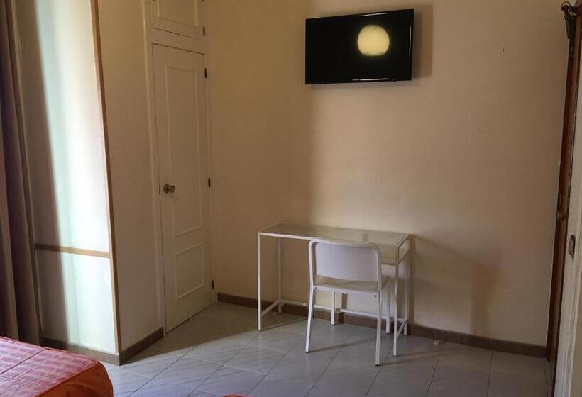 فندق Hostal Cervantes