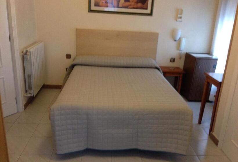 فندق Hostal Cervantes