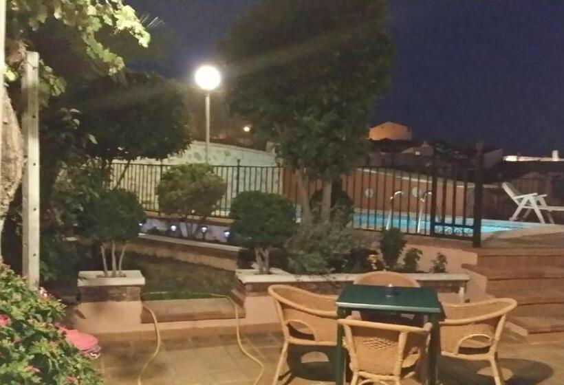 هتل Hostal Chinchon