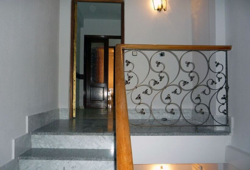 هتل Hostal El Peine