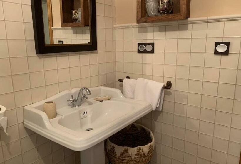 هتل Hostal El Resbalon